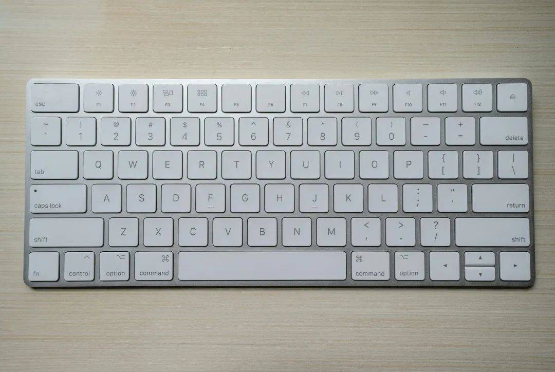 配上键盘的年轻人图什么新葡京网上赌场给手