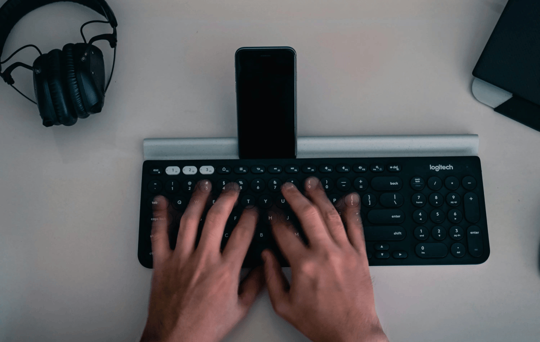 配上键盘的年轻人图什么新葡京网上赌场给手机(图3) 配上键盘的年轻人图什么新葡京网上赌场给手机(图3)